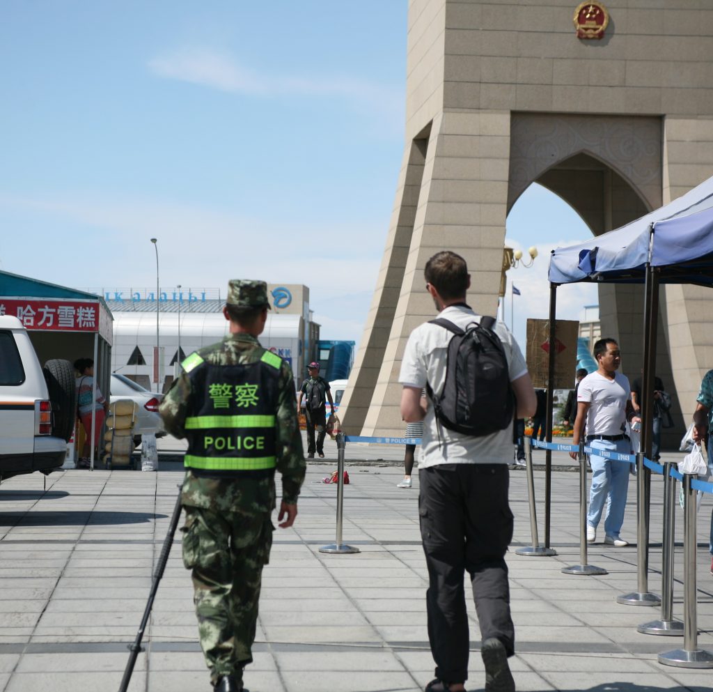 I Xinjiang er det forbudt at bære niqab, burka ... og fuldskæg. Det sidste opdagede en ubarbaret Jesper på den hårde måde, da han venligt men bestemt blev ført ud af Kina af en kinesisk vagt. Foto: Anders Skærlund Petersen.